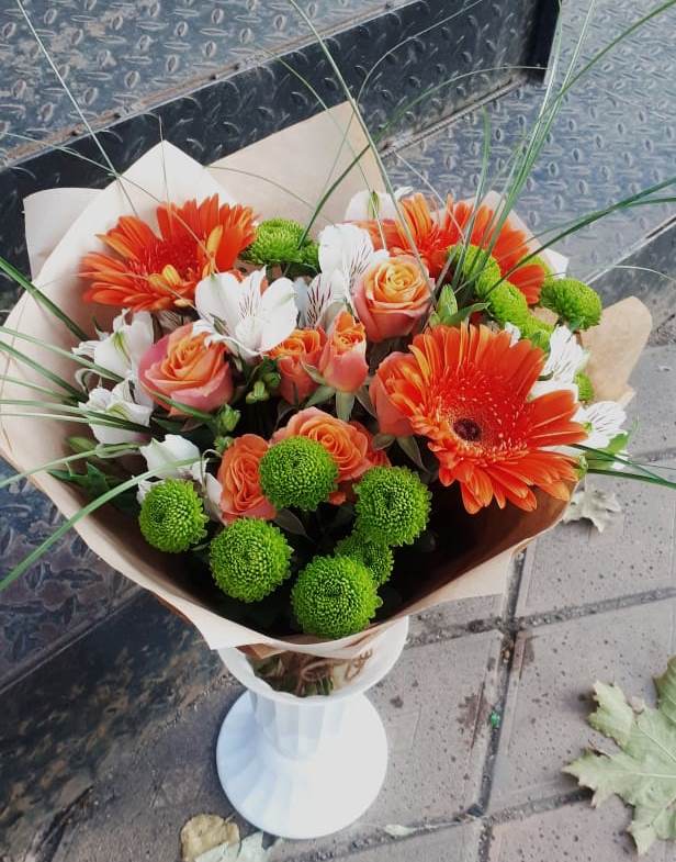 Букет цветов из: Герберы, Хризантемы, Альстромерии и Розы в Темпы
