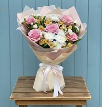 Букет цветов из:  Гвоздики, Орхидеи и Розы в Темпы