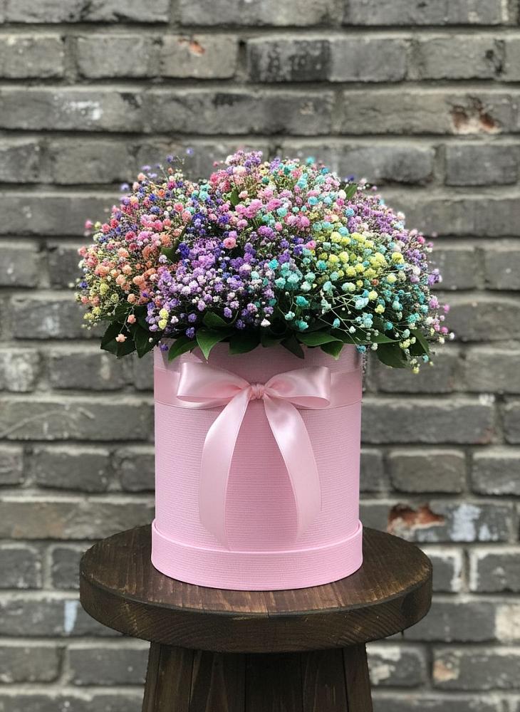 Цветочная композиция из Гипсофила и Розы в шляпной коробке в Темпы