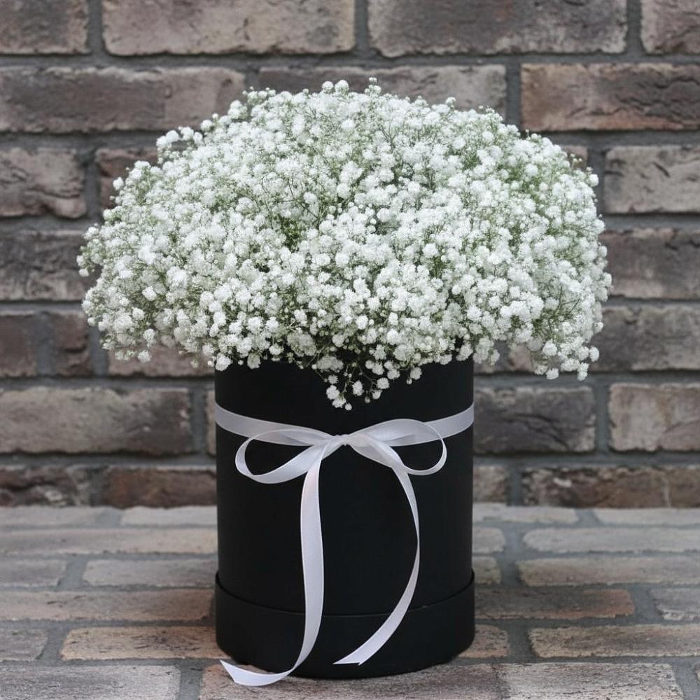 Цветочная композиция из Гипсофила в шляпной коробке в Темпы