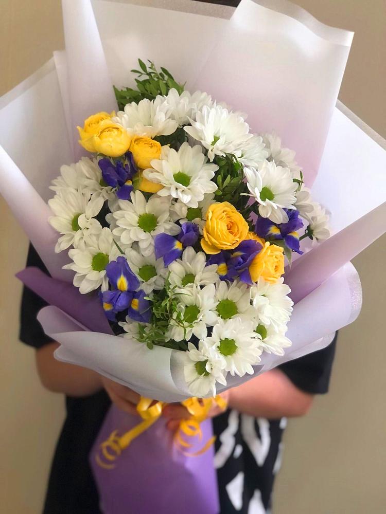 Букет цветов из: Ирисы, Хризантемы и Розы в Темпы