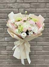 Букет цветов из:  Гвоздики, Розы, Лизиантусы и Хризантемы в Темпы
