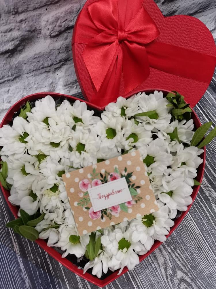 Цветочная композиция из Хризантемы в виде сердца в Темпы